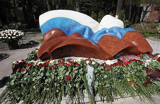 22 августа — в России «день флага». Бело-сине-красного. В этот день в Августе 1991 года он стал государственным.-14