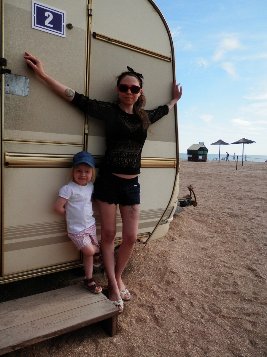 На самом деле здесь нас трое