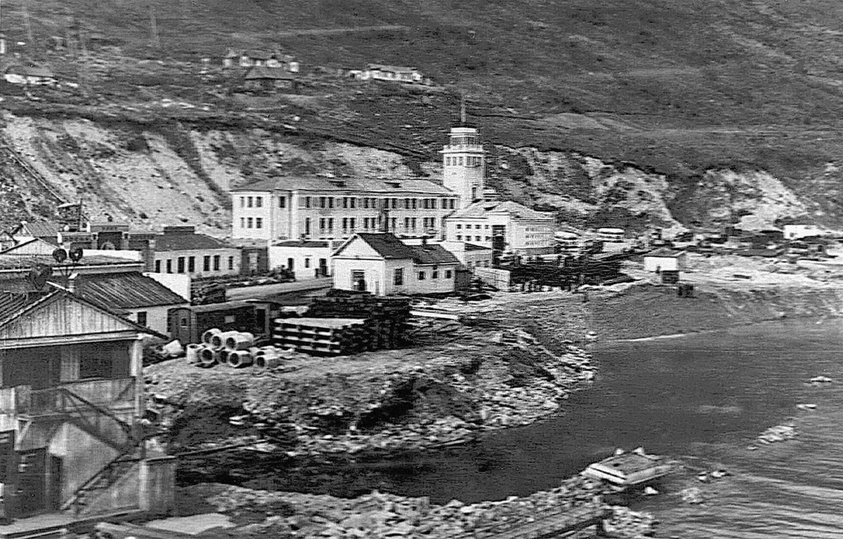 Магадан. Морской торговый порт. 1950-е годы. На склоне сопки видны строения посёлка Берёзовая роща.