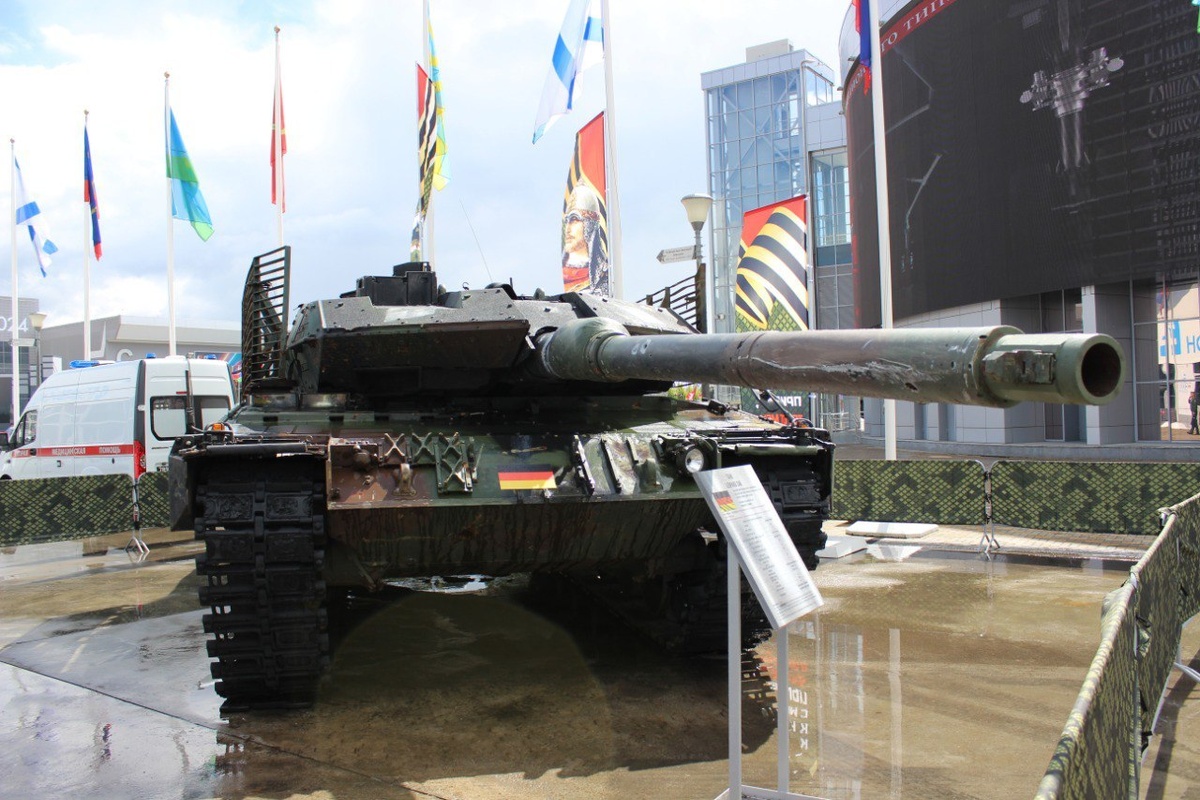     Трофейный танк Leopard 2 на открытой экспозиции МВТФ «Армия-2024» / RT / Алексей Заквасин