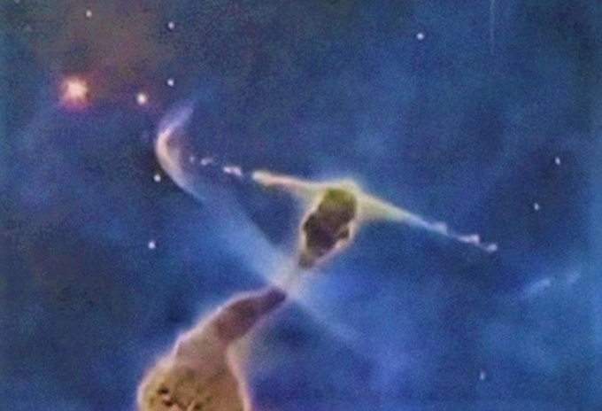 Плели учёные несвязные статьи, что мы, как яблоки Ньютона, -- дети пыли, а звёзды, не поняв галиматьи, кастрюльные уроки подарили.