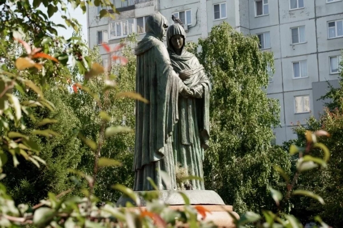    Кто является автором скульп­туры, до сих пор загадка.