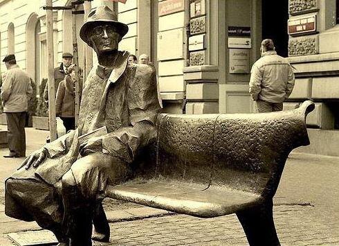 Скульптура «Скамейка Юлиана Тувима» установлена в центре главной пешеходной улицы Лодзя. Присев на лавочку рядом с Тувимом, можно полистать его сочинения. Оригинальный памятник был открыт весной 1999 года, а в 2003 году стал «скульптурой года» и одним из официальных символов Лодзя. 


