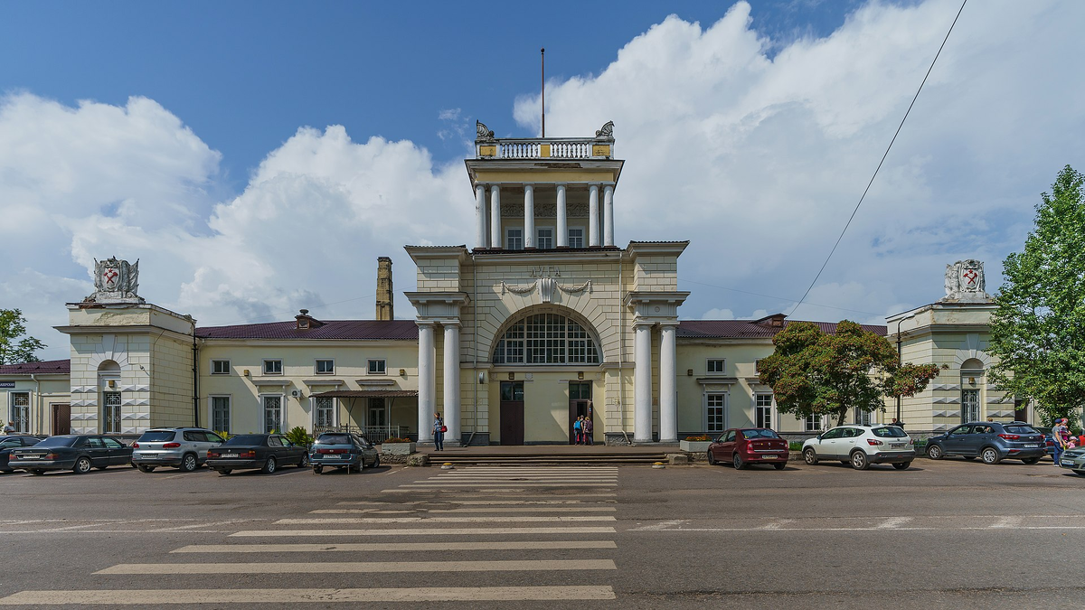 Вокзал в Луге. Фото с сайта https://vuzopedia.ru/nizkiebally/657. Взято  Яндекс.Картинки