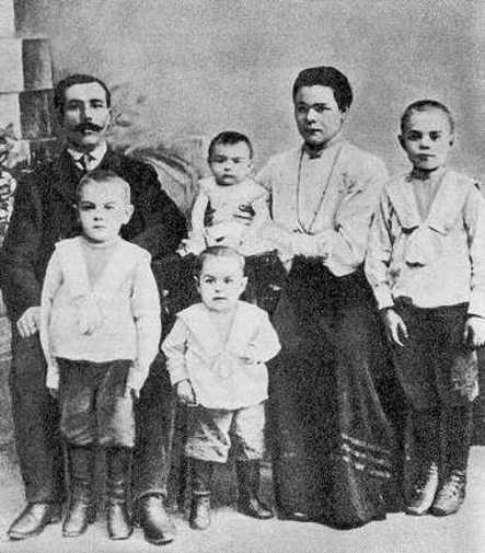 Семья К. Заслонова (Константин стоит по центру)