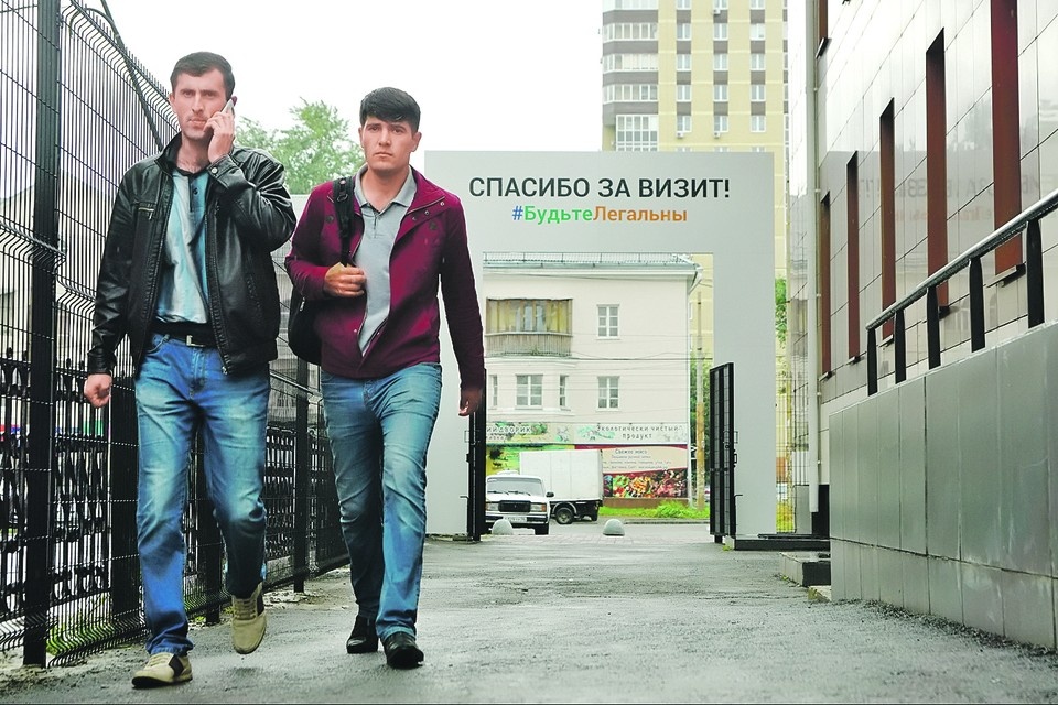    В России все чаще звучат предложения: если иностранцы приехали работать - то и пусть себе трудятся, а паспорта им раздавать необязательно.Алексей БУЛАТОВ/«КП» - Екатеринбург. Алексей БУЛАТОВ