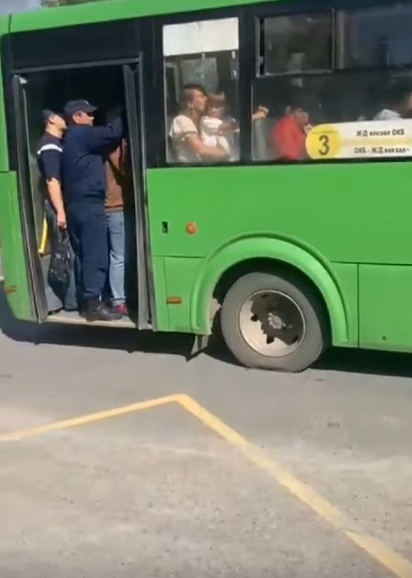    Жители Пыть-Яха не могут попасть в автобус