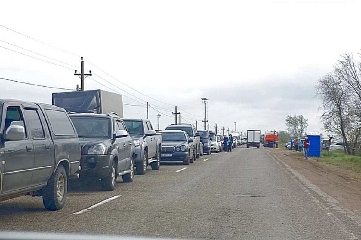    На Кубани направляющиеся к порту «Кавказ» машины разворачивают за 13 км