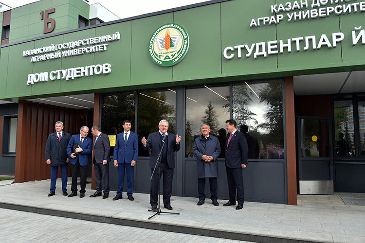    Из трех вузов динамичнее других себя за последние годы показывал именно Казанский ГАУ — в 2022-м к 100-летию учебного заведения с участием Минниханова были открыты двери обновленного Дома студента на 800 человек.   
Фото: rais.tatarstan.ru