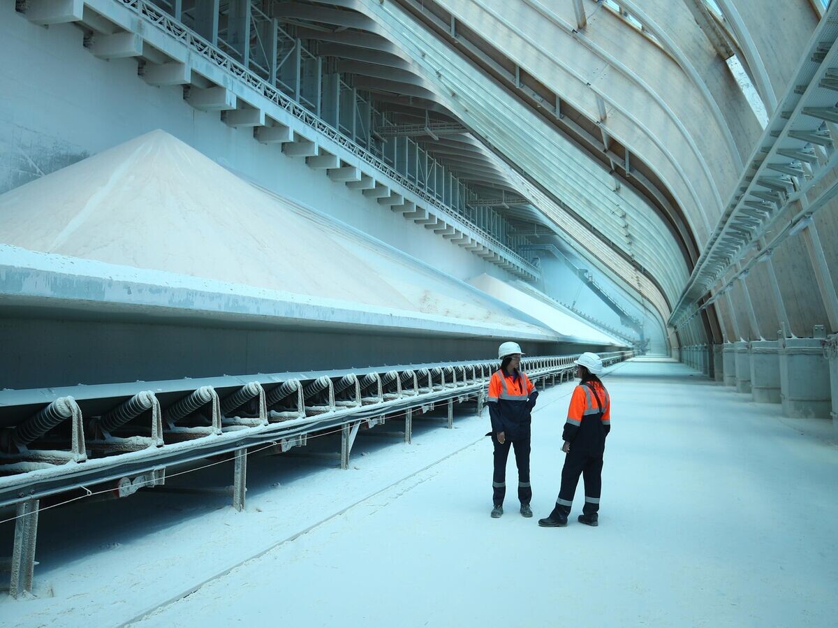    Сотрудники на складе предприятия по производству хлорида калия© РИА Новости / Кирилл Брага