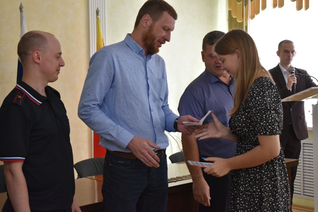 Десять молодых тверичан получили паспорт в День Российского флага