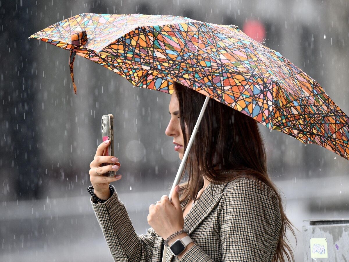    Девушка во время дождя в Москве© РИА Новости / Кирилл Зыков