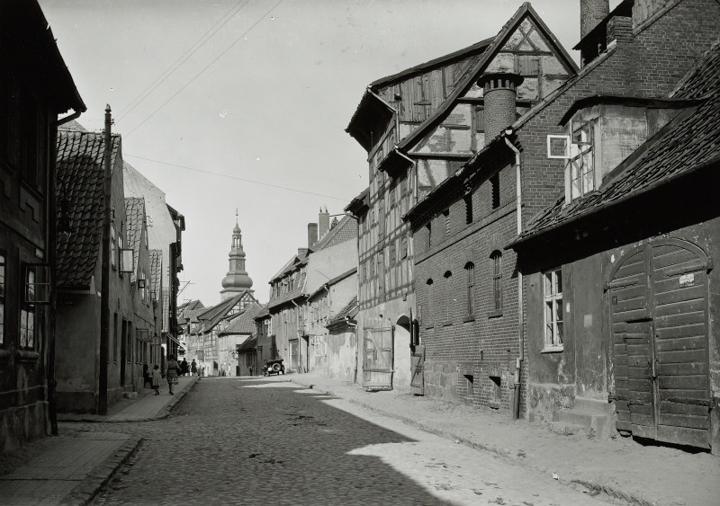 Вид с запада на восток. Отчётливо видна башня Лютеркирхи.
