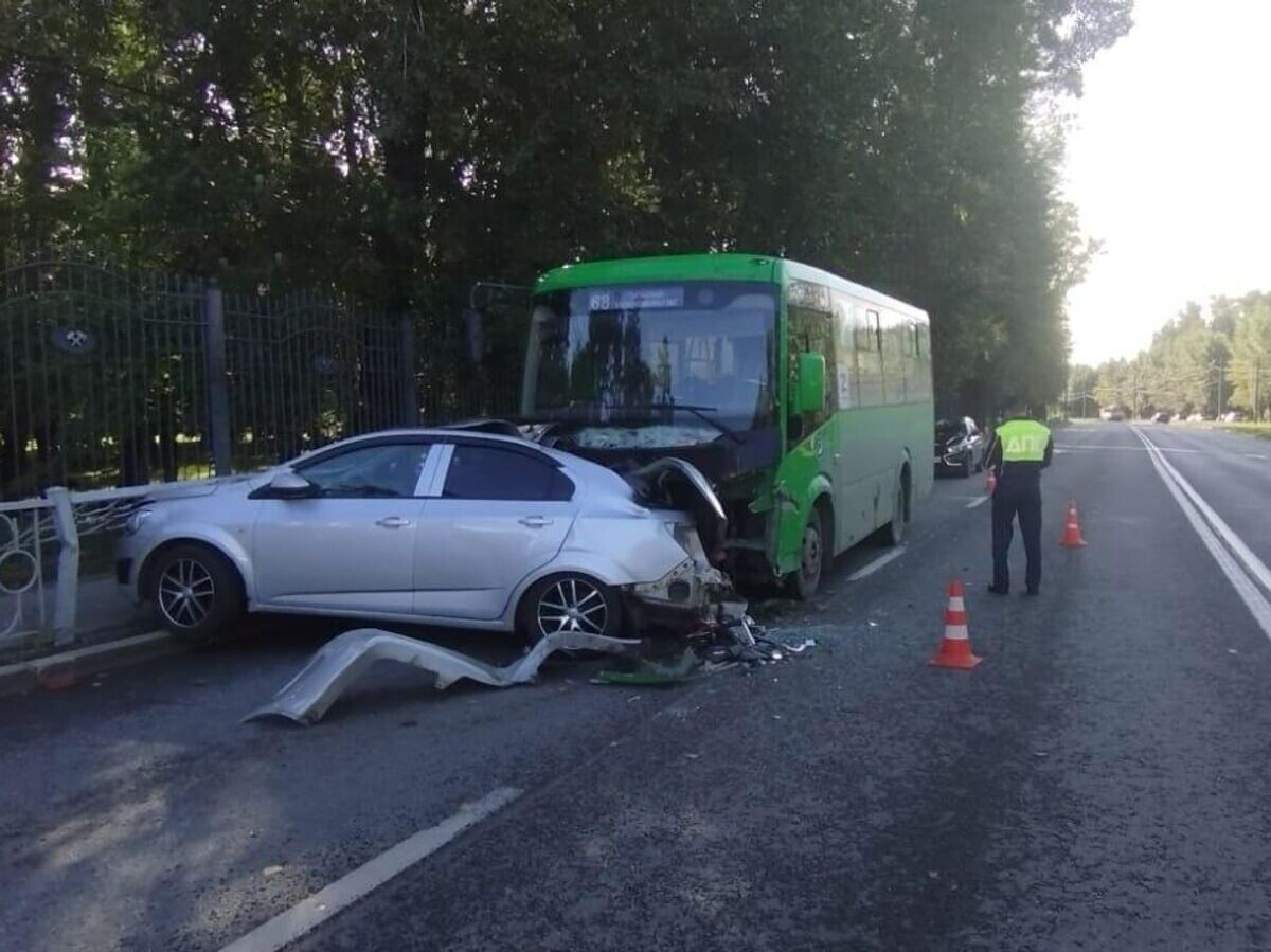    Место ДТП с участием пассажирского автобуса и легкового автомобиля в Екатеринбурге© Фото : ГИБДД Свердловская область/ВКонтакте