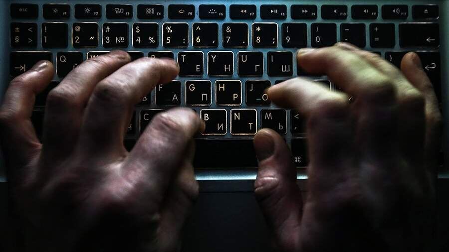 Натруженные пальцы хейтера. Ему некогда (или нечему) радоваться в своей жизни, поэтому он неустанно сливает злобу и замаскированную зависть в Сети.