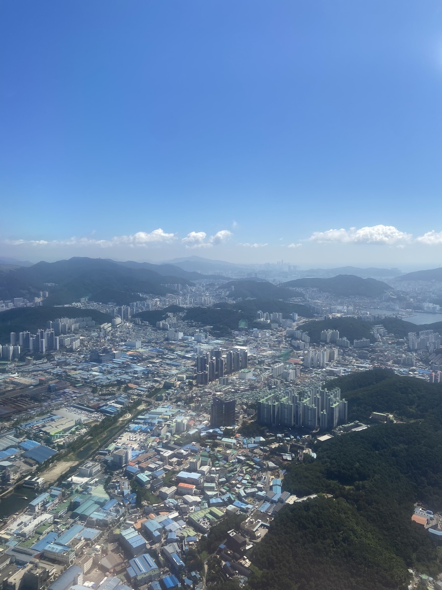 Построено как бог из лукошка бросил.