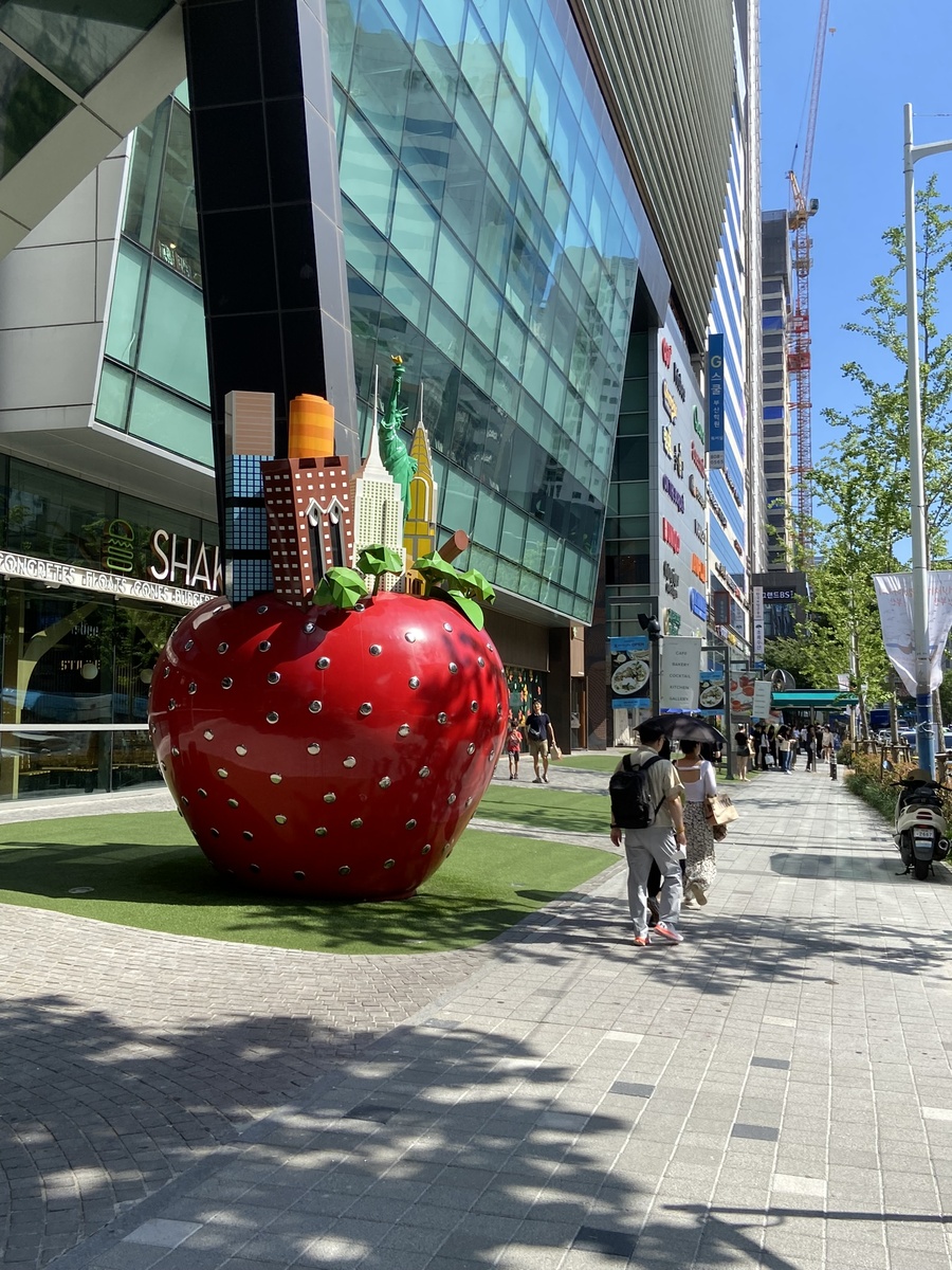 Любят хангуки разные нелепицы, скульптурные околесицы.