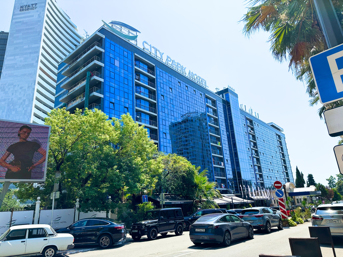 Вид с улицы на здание отеля