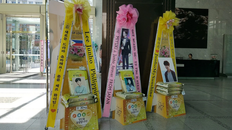 Так и хочется подойти и спросить: что случилось, пацаны, может умер кто?