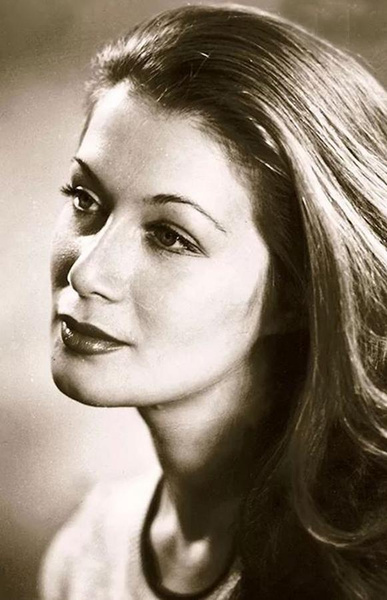 Актриса лично встречалась с Любовью Орловой, и та отметила, что поклонница очень похожа на нее в юности.