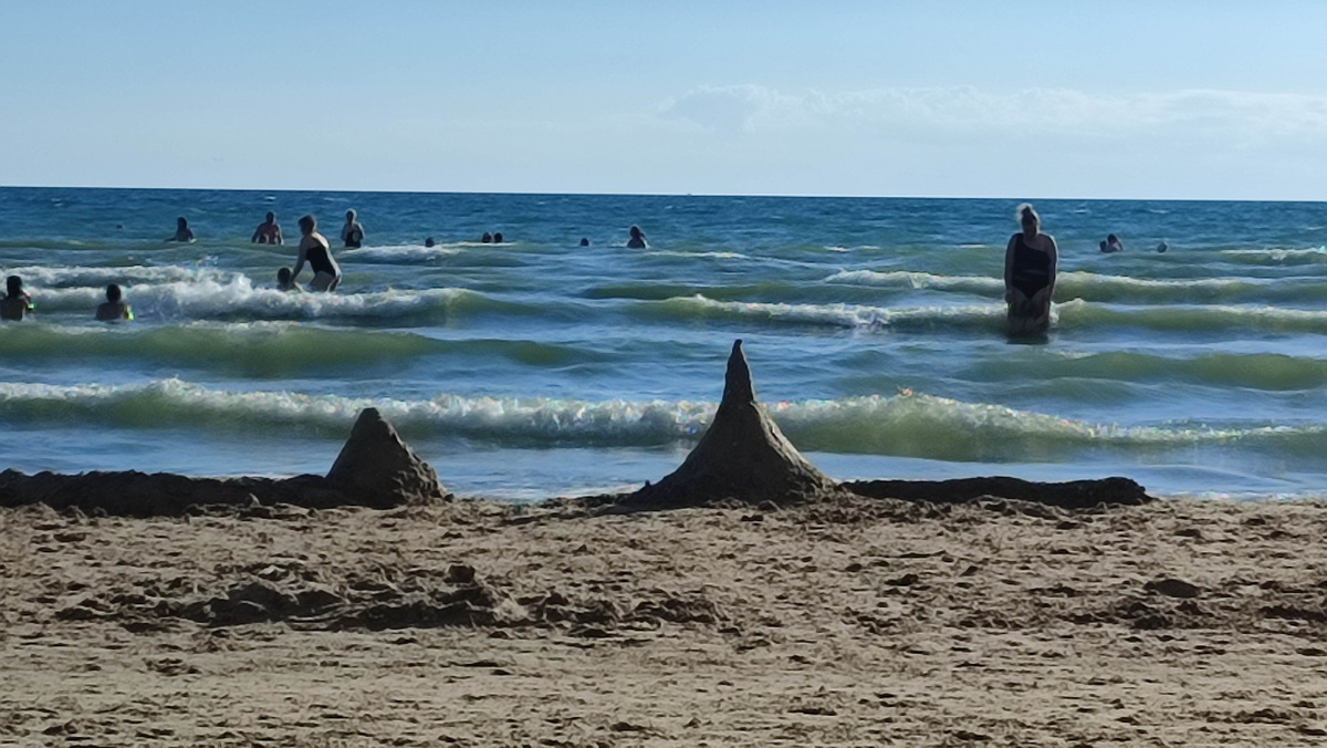 Температура для купания. Пришли утром купаться. Комфортная вода для купания в море. Оптимальная вода для купания. В какое время лучше купаться на море.