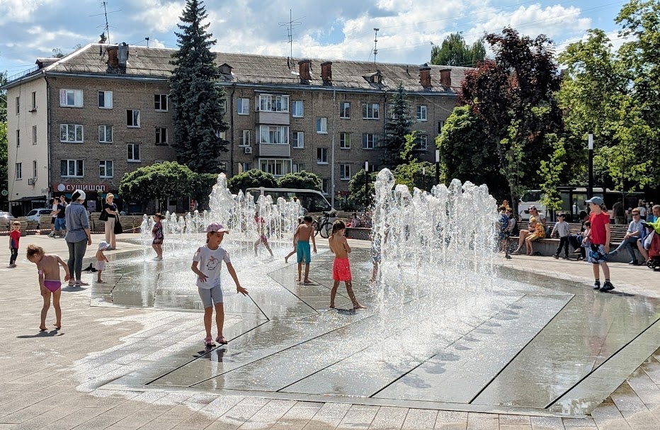 Новый фонтан на Советской площади перед ТРЦ "Победа". Фото автора