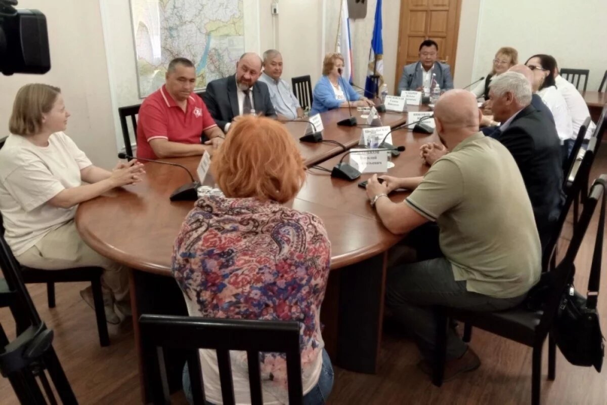    Встретилась с депутатами ЗС.