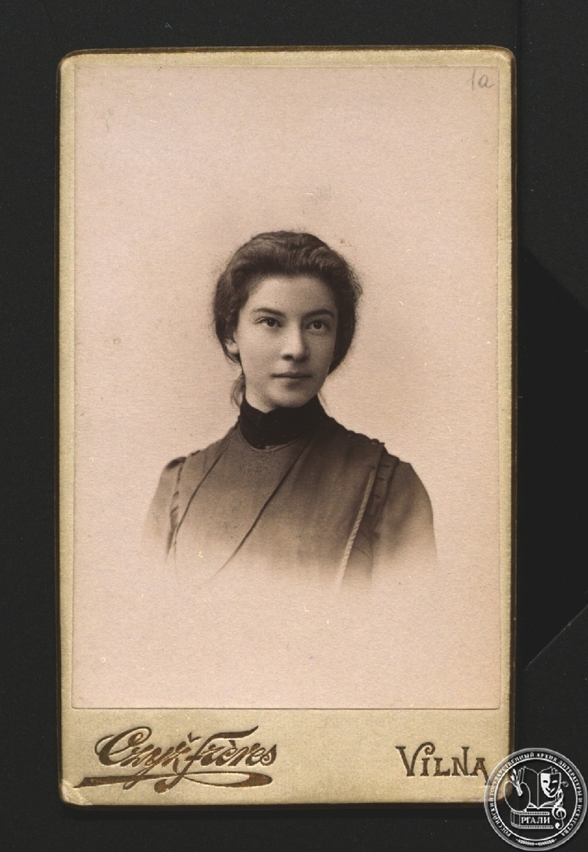 Фотография А.Я. Бруштейн. 1900-е гг. РГАЛИ. Ф. 2546. Оп. 1. Ед. хр. 746. Л. 1а.