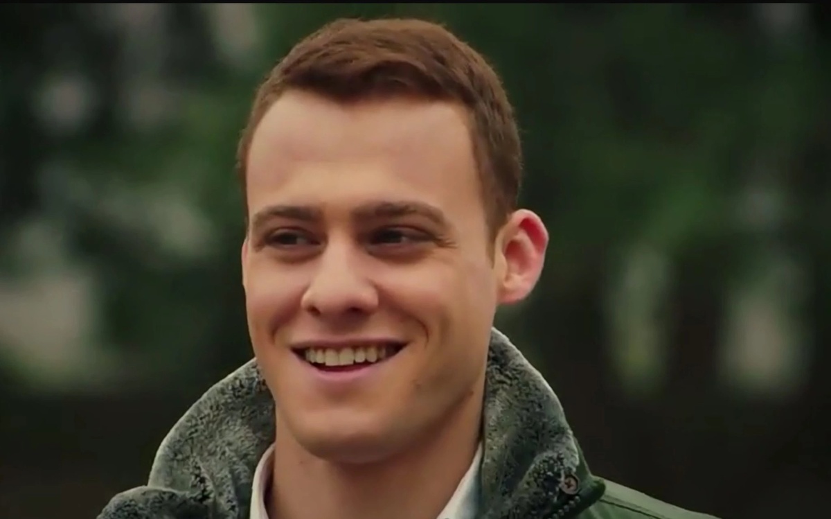 Керем Бюрсин в роли Керема Сайера, фото из открытых источников