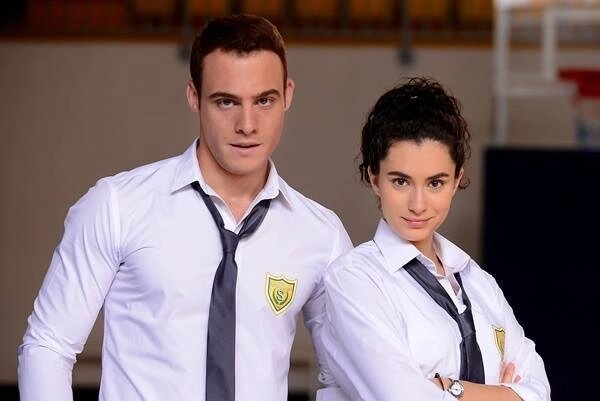 Керем Бюрсин и Ханде Догандемир в сериале "В ожидании солнца", фото из открытых источников. 