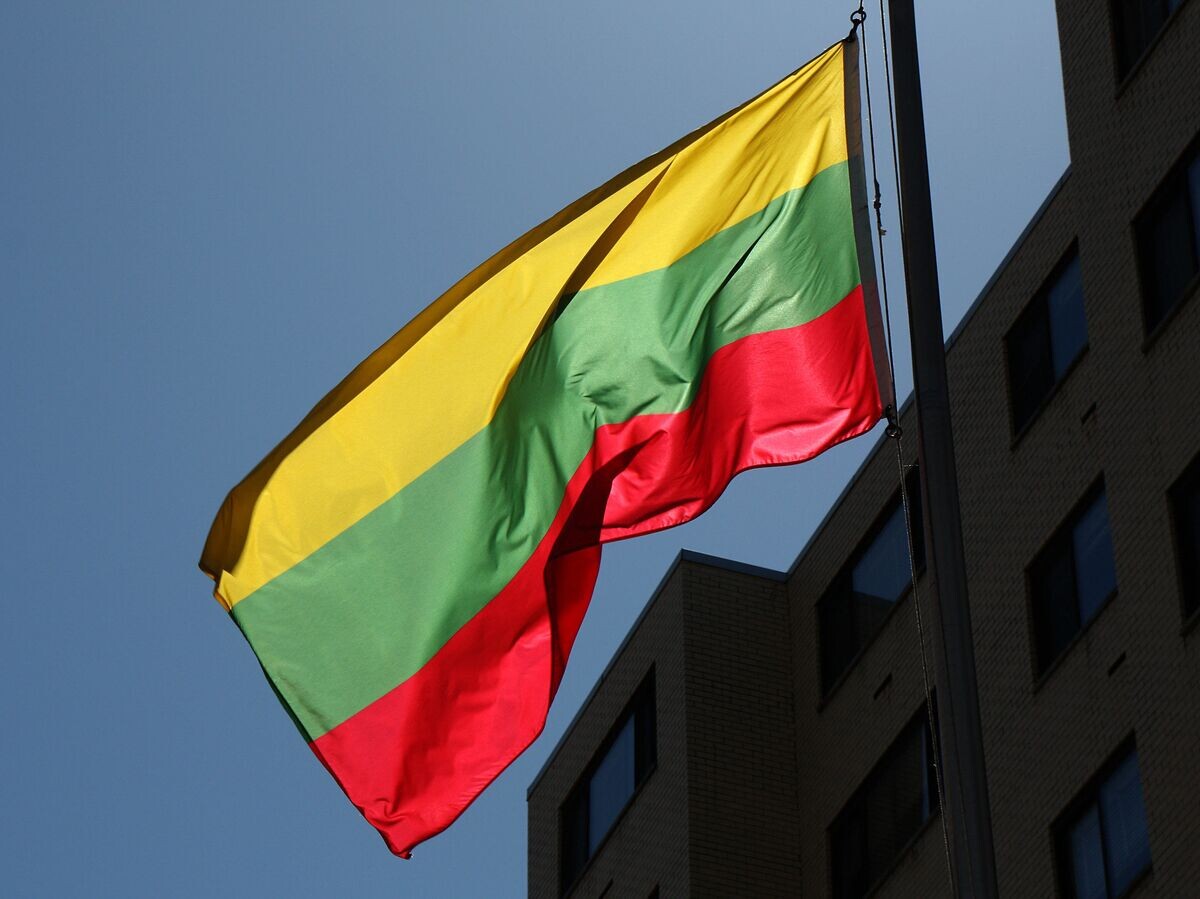    Флаг Литвы на здании посольства в Вашингтоне© CC BY 2.0 / Mr.TinMD