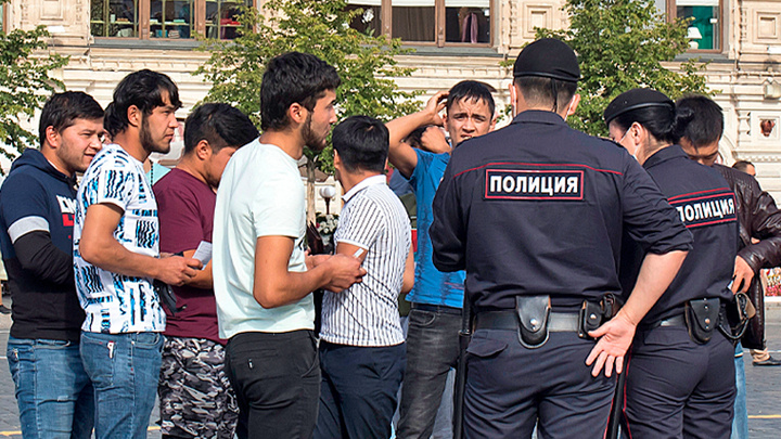 Полицейские помогают гостям из Италии. 