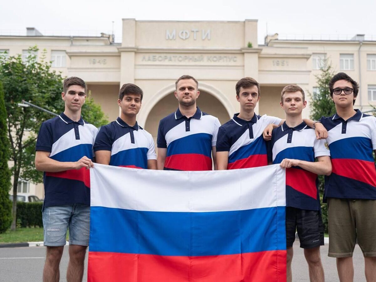    Российские школьники, завоевавшие четыре золотые медали и одну серебряную на Международной олимпиаде по физике в Иране© Фото : Правительство России/Telegram