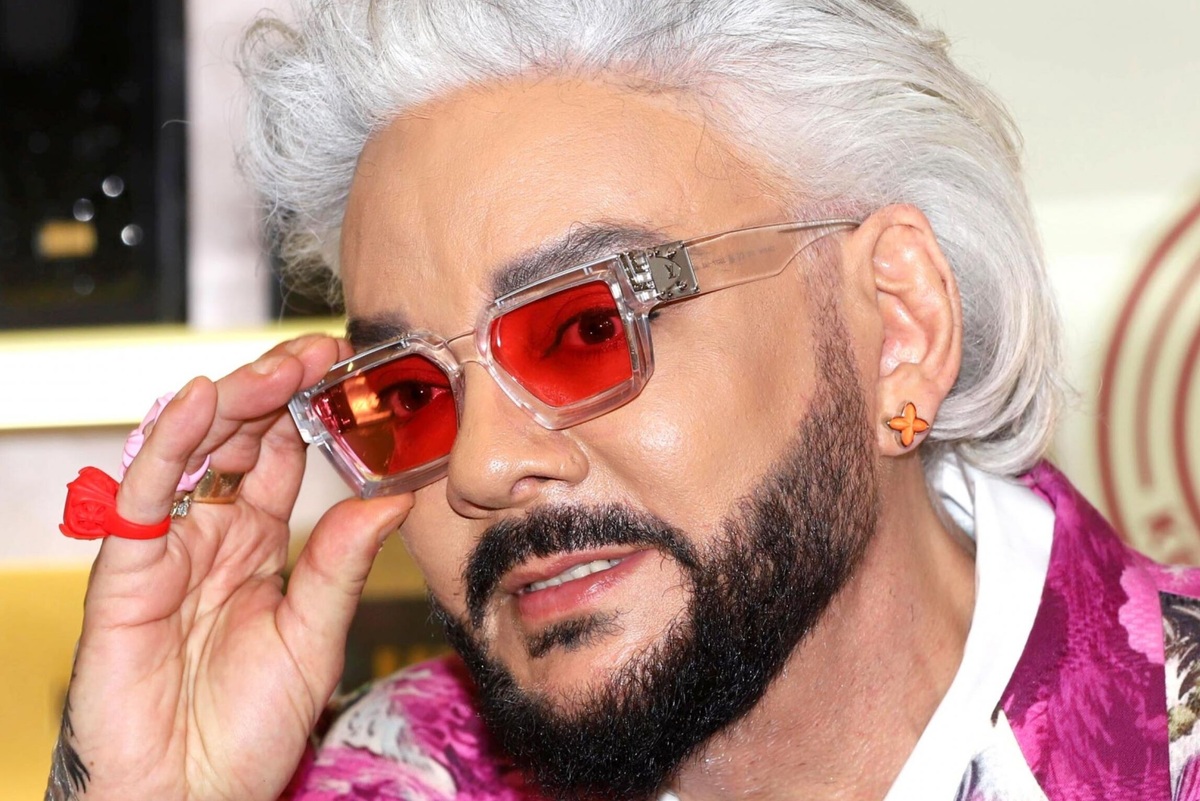     «Хочу сохранить себя в форме для потомства»: Филиппа Киркорова обнажил накаченные бицепсы на открытии «Новой волны»