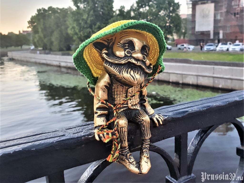 Фигура хомлина дедушки Карла на Медовом мосту