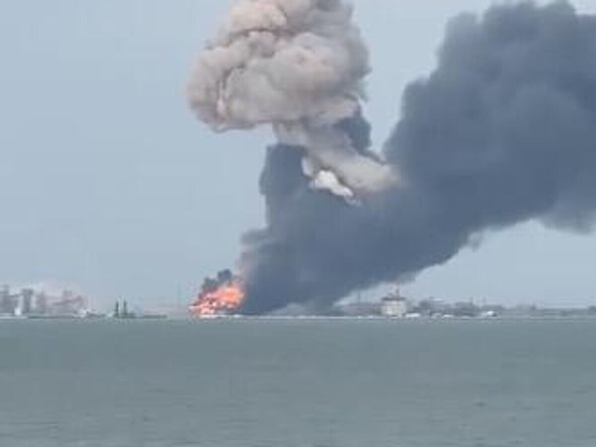    Пожар на пароме в порту "Кавказ"© Кадр видео из соцсетей