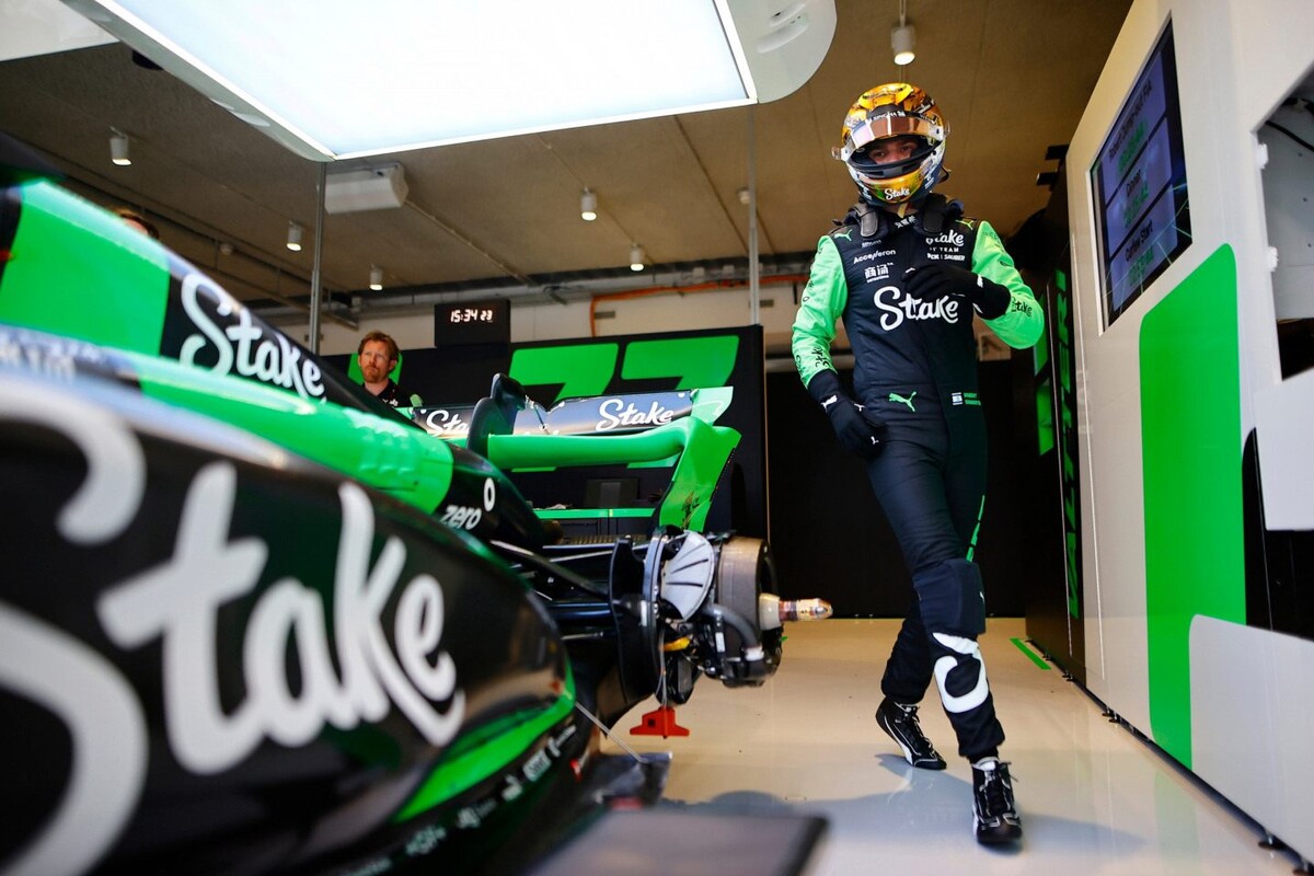    Роберт Шварцман в цветах Stake F1 Team Kick SauberФото: Sauber