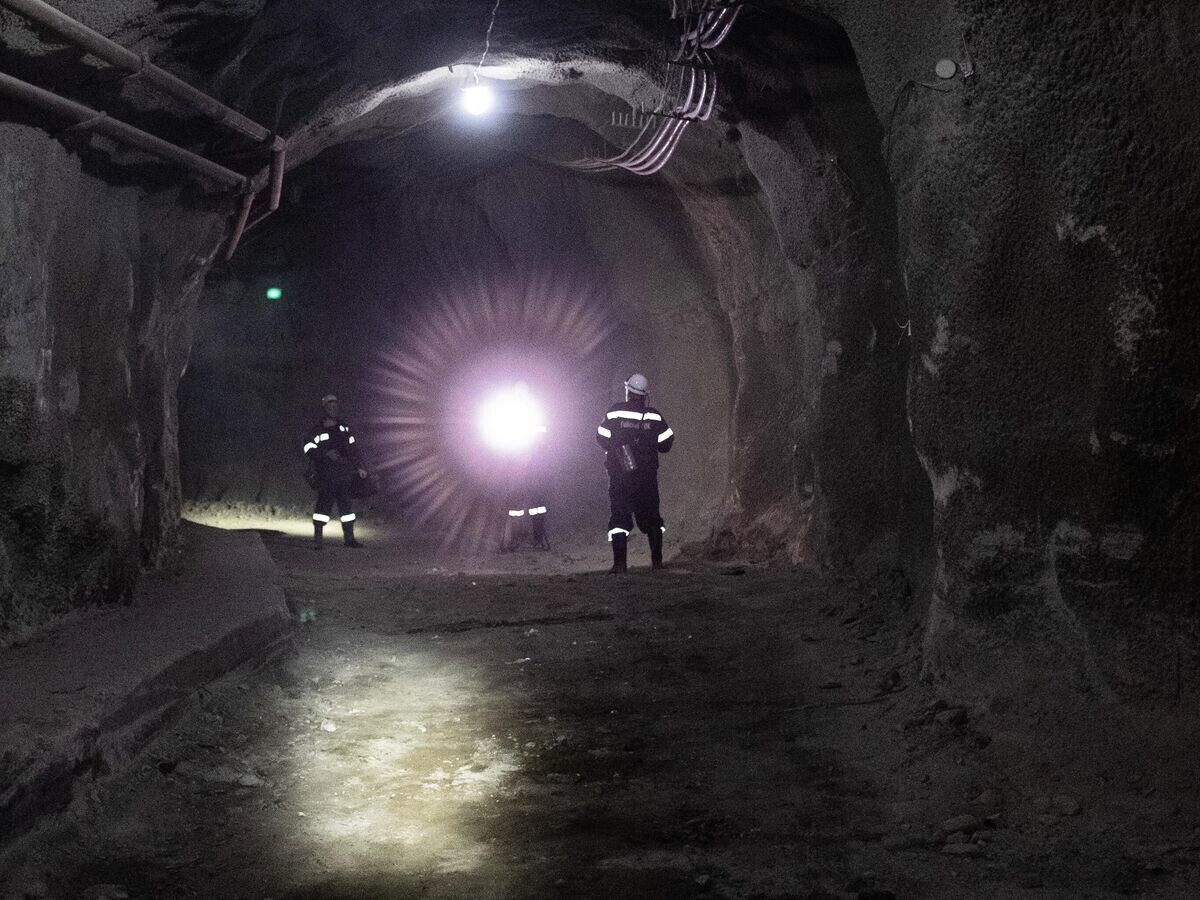    Сотрудники Гайского горно-обогатительного комбината© РИА Новости / Илья Питалев