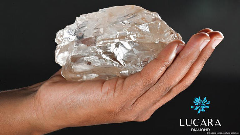По данным Lucara Diamond Corp, алмаз весил 2492 карата, или почти 500 граммов