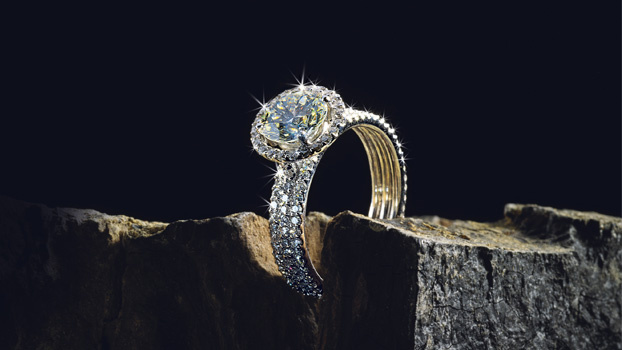 Кольцо из белого золота с бриллиантами в камнях 