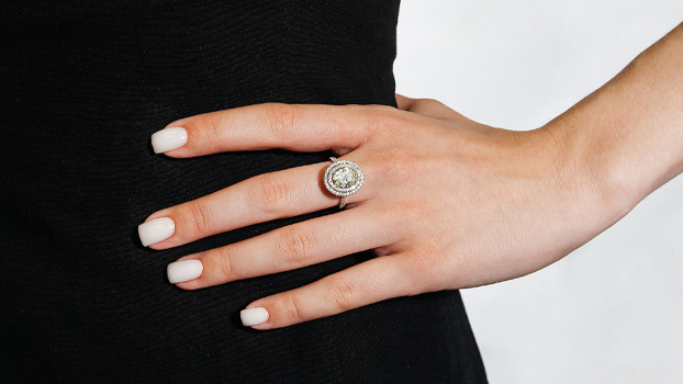 Кольцо из белого золота с бриллиантами на женской руке 