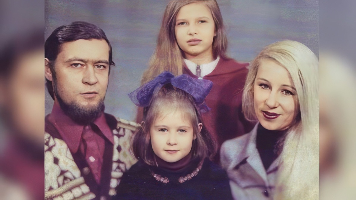 Эвелина Блёданс с родителями и сестрой / Фото: uznayvse.ru