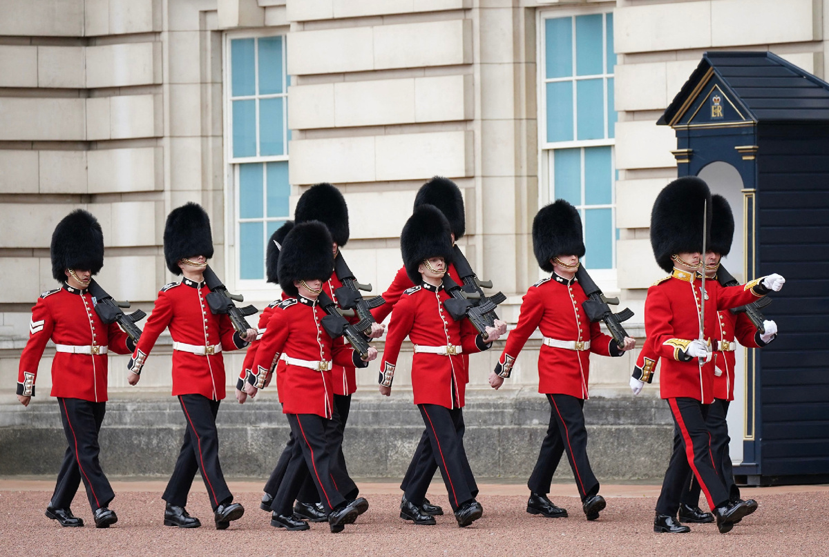 Гвардейцы перед Букингемским дворцом. Фотография из открытого источника