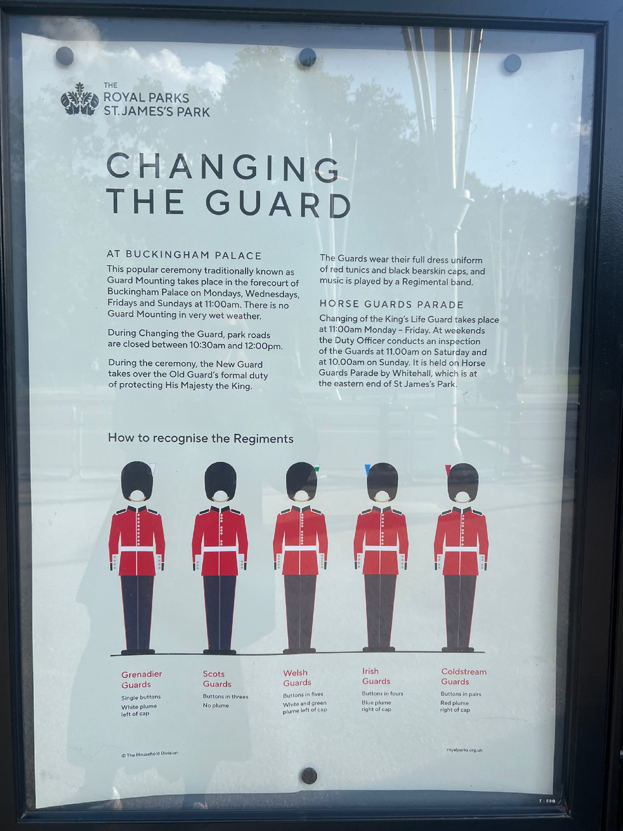 На картинке можно рассмотреть военную форму и разглядеть отличия, как в детской игре «найди 5 отличий». Гренадеры одеты в форму с одиночными пуговицами и белым плюмажем слева от шапки, шотландская гвардия - форма с тремя пуговицами, без плюмажа, у валлийцев  форма с тремя пуговицами, белым и зеленым плюмажем слева от шапки, ирландская гвардия отличается четырьмя пуговицами, синим плюмажем справа от шапки, у гвардейцев колдстримской гвардии форма с двумя пуговицами, красным плюмажем справа от шапки. А сами шапки у всех одинаковые. Фотография из личного архива. 