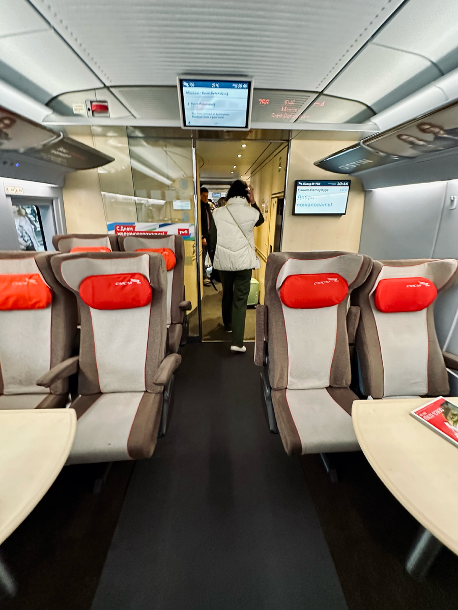 По совету подруги выбрала место без стола, но сфоткала именно со столом.