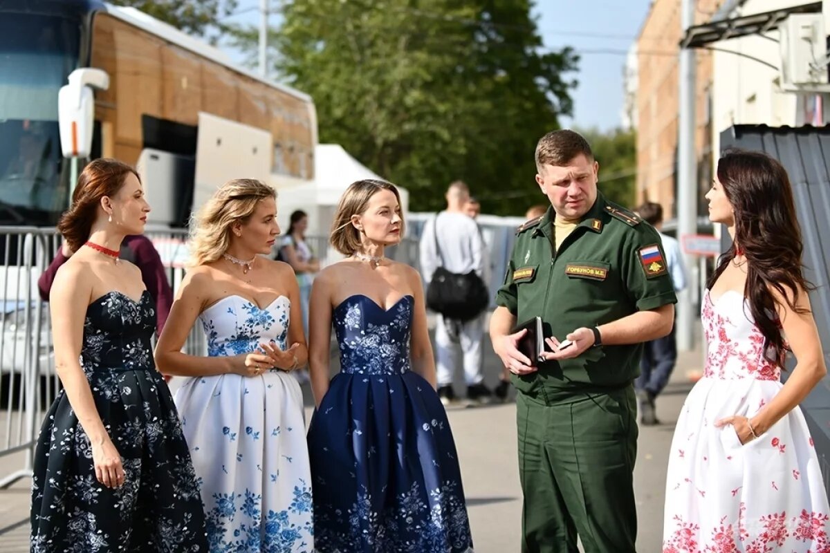    Группа «ТеАмо» встретилась с контрактниками в Едином пункте отбора на военную службу в Москве.