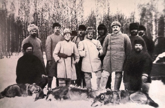 Алексей Степанов и Станислав Жуковский (в центре) с группой охотников. 1906 год