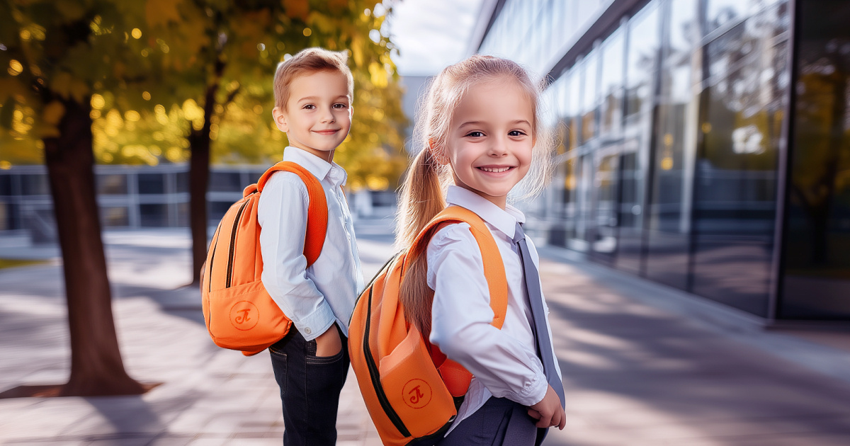 Подготовка к 1 сентября — дело непростое. Минимальные траты в 2024 году (с учетом формы) оцениваются в 14,6 тыс. рублей, в среднем траты составят около 25 тыс. рублей. В этой ситуации совершенно понятно, что многие родители рассчитывают на пособия и компенсации. Однако на федеральном уровне подобных выплат не предусмотрено, все остается на усмотрение региона.