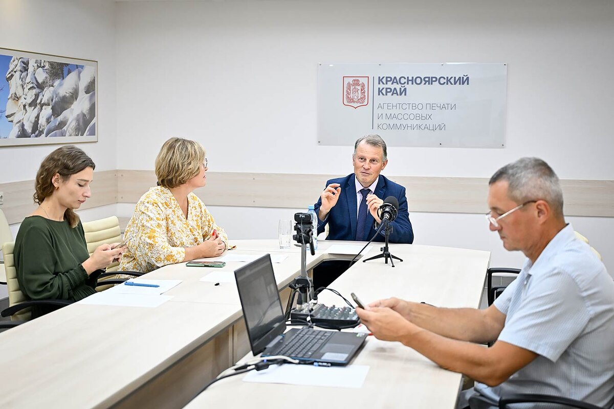 В  агентстве печати и массовых коммуникаций состоялась прямая линия с  министром экологии Красноярского края Владимиром ЧАСОВИТИНЫМ.