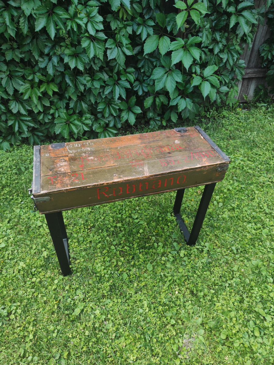 Ножки были сделаны из профильной трубы. 